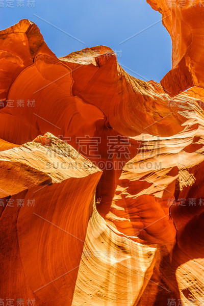 佩吉附近羚羊峡谷的砂岩地层，
