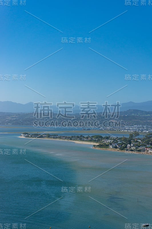 鸟瞰图的海滨物业在泻湖与山的背景