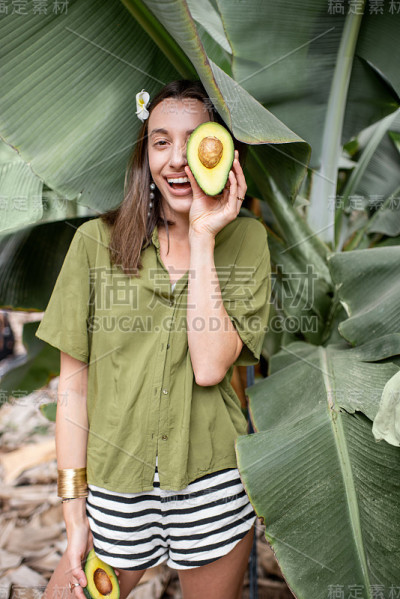 香蕉叶子里有鳄梨的女人