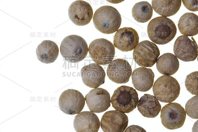 白色的胡椒(胡椒)在白色的背景