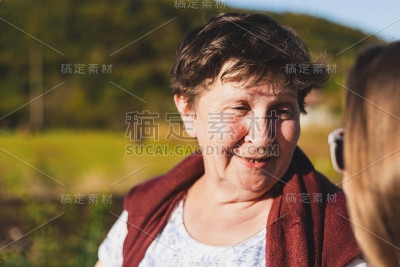 母亲和女儿谈话的肖像
