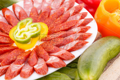 香肠和蔬菜