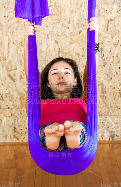 做反重力空中瑜伽的女人