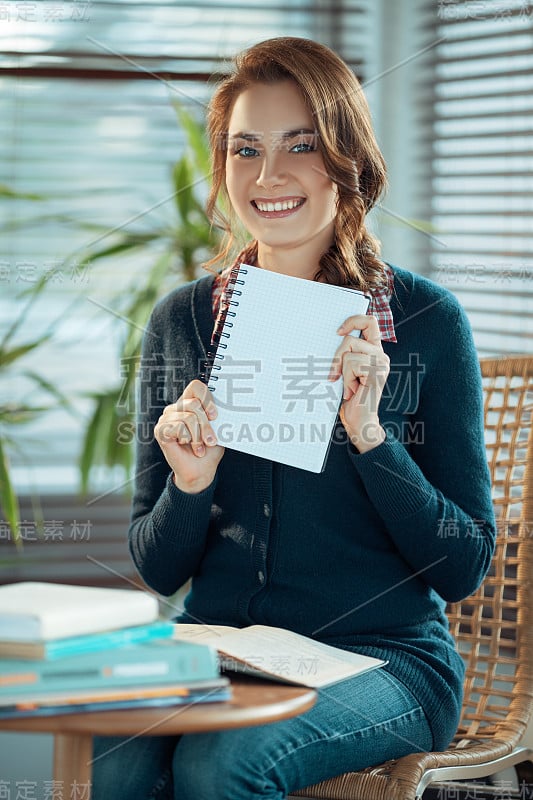 女孩出示空白笔记本