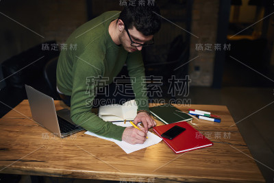 公司项目经理，集中技能男性，负责文书工作，检查文件和报告，纠正错误，专业编辑制作新闻稿，站在工作室桌