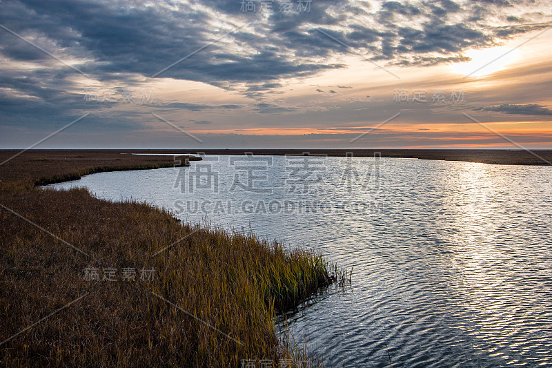 北极海岸平原上的日落