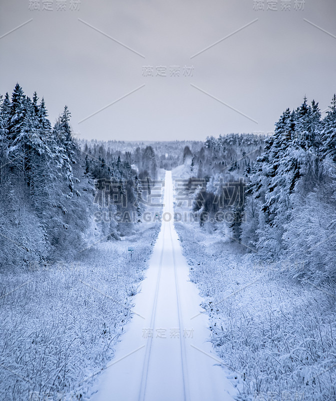 芬兰索特卡莫的雪景铁路。