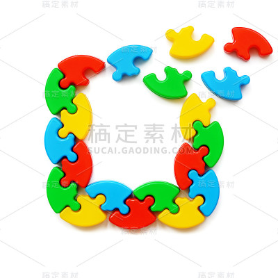 摇摇欲坠的彩色拼图