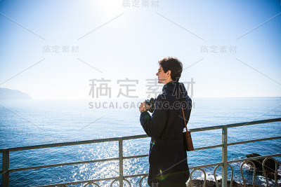 海边探险的人