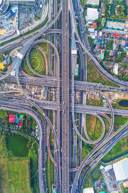 鸟瞰图道路，美丽的街道，环岛，俯视图，背景，泰国。高速公路与汽车在城市，市中心，城市景观