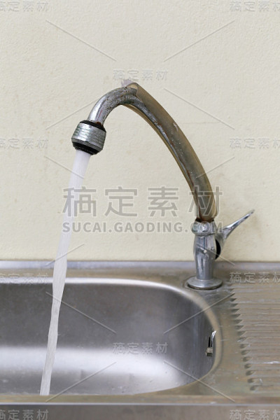 有水流的水龙头。