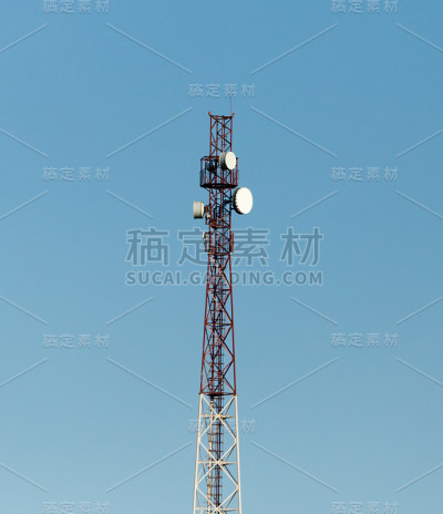 电视广播天线对着天空