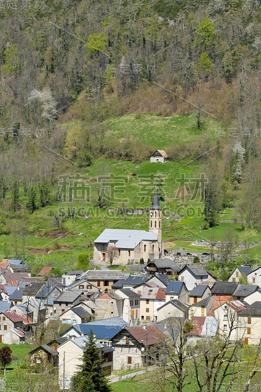 法国比利牛斯山脉的一个小山村