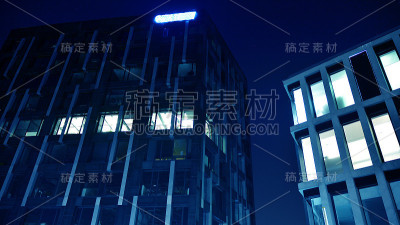 夜景建筑-玻璃幕墙的建筑。商业区的现代建筑。经济学、金融学的概念。