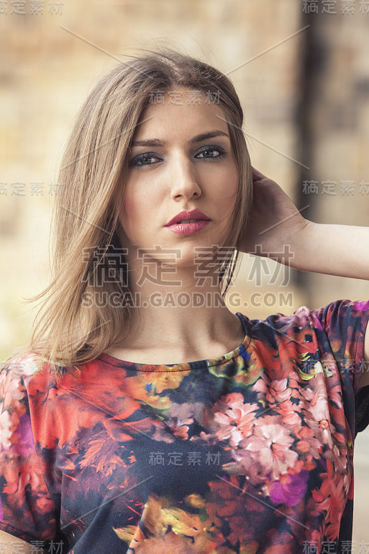 一个美丽女孩的时尚肖像