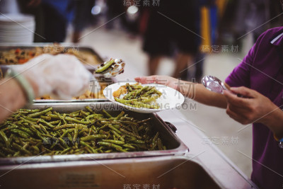 食物短缺的概念，饥饿的人提供食物捐赠的志愿者捐赠免费的慈善食物。