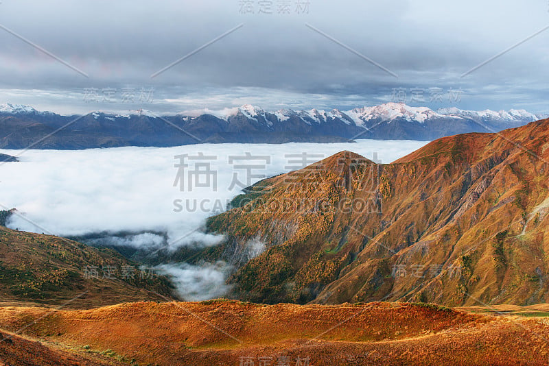 雪山在薄雾中。科鲁迪湖的秋天。欧元