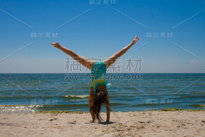 一个十几岁的女孩在做一个杂技轮