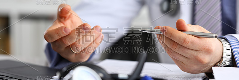 医生根据检测和健康数据进行诊断。