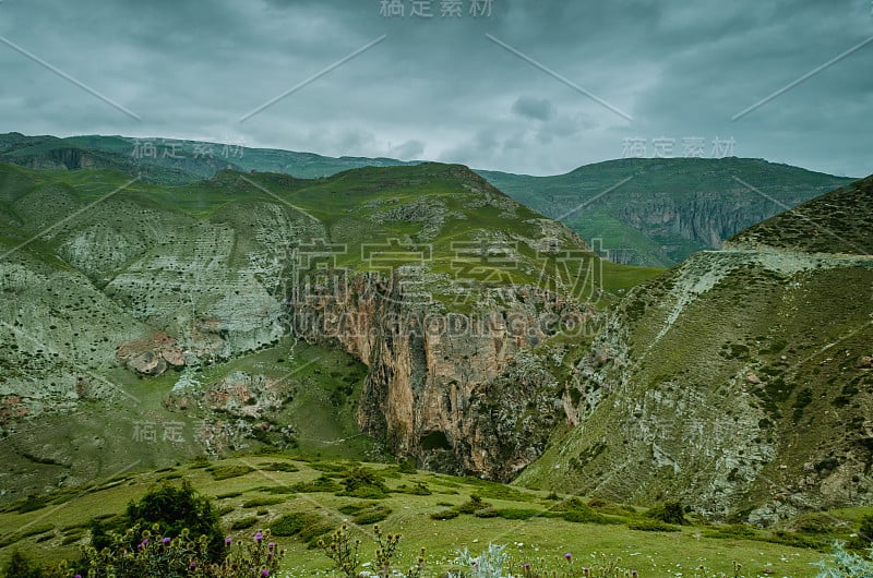 自行车山路。高山迷雾山路。多云的天空和山路