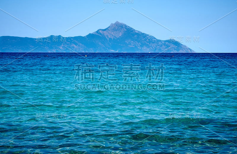 美丽的海景，以群山为背景