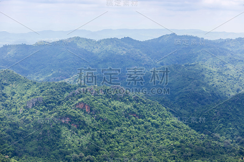 高角度视角的热带雨林山脉