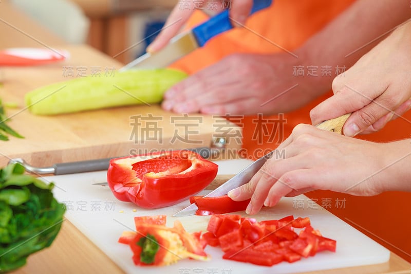 夫妇俩准备新鲜蔬菜沙拉。饮食