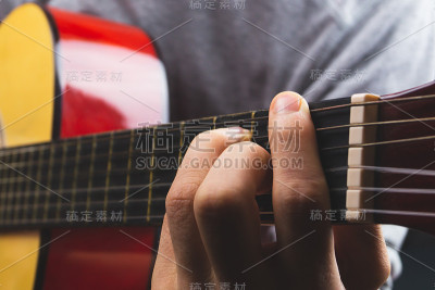 手弹原声吉他。弦乐器的特写