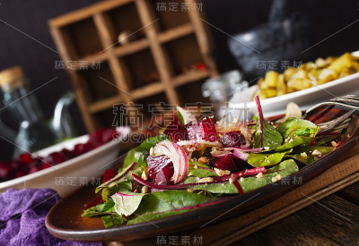 与甜菜沙拉