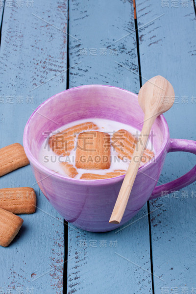 饼干和牛奶