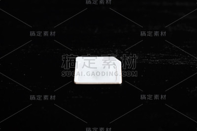 Sim卡上的黑色木制背景