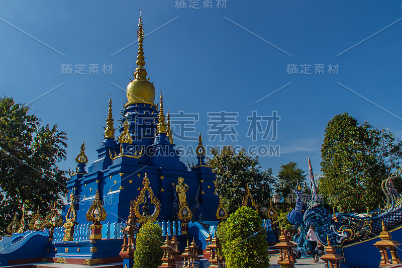 美丽的蓝色宝塔在Wat Rong Suea Ten Temple，又名blue Temple。Wat