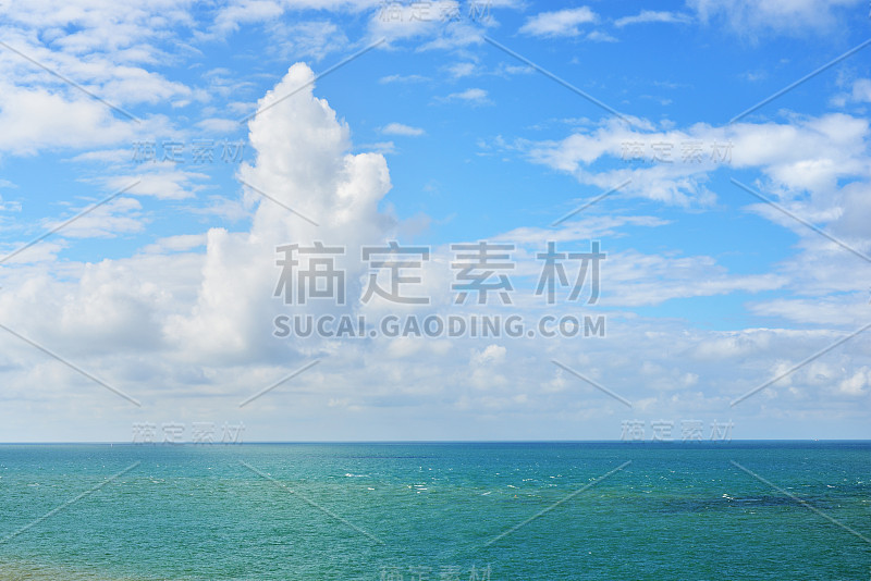 多佛海峡(加来海峡)与和平的云在一个晴朗的日子