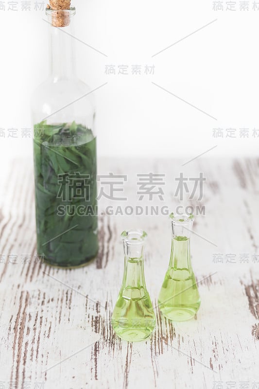 草药白兰地与健康的叶子和酸橙