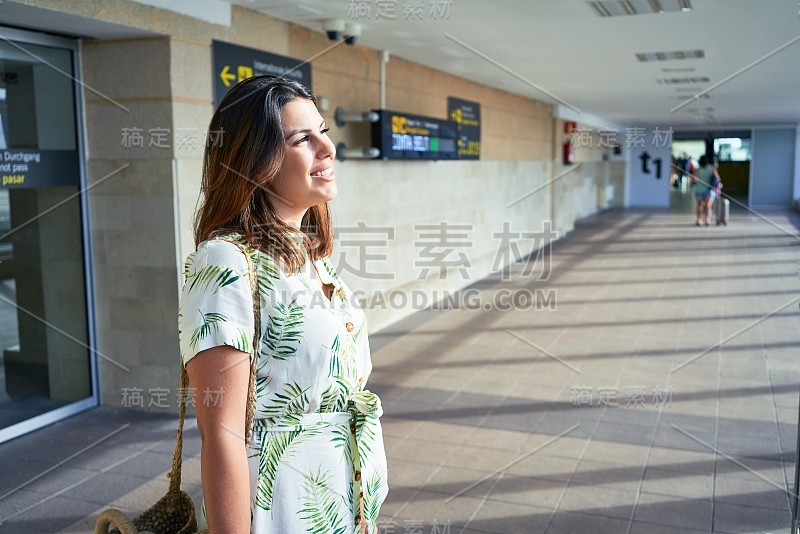 年轻的女旅客在机场