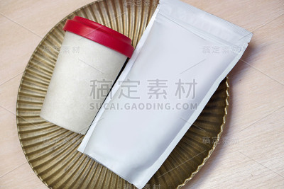 纸杯动作捕捉和包装为您的标志或品牌。包咖啡，茶为模板设计。有干净一面的盒子。