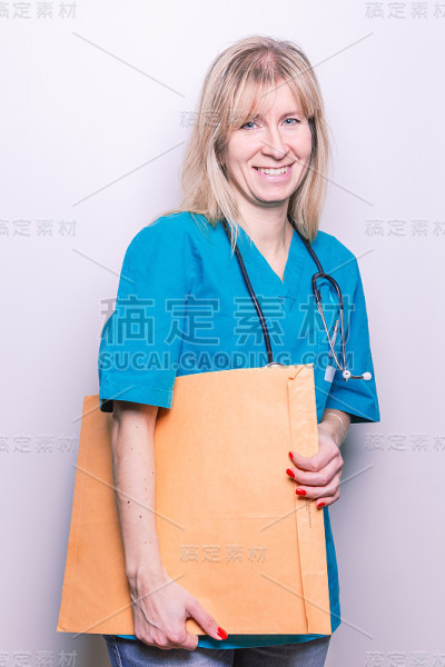 年轻的女医生拿着骨骼扫描片。概念摄影与健康。