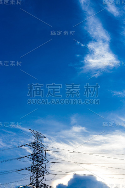 蓝天白云的电线杆