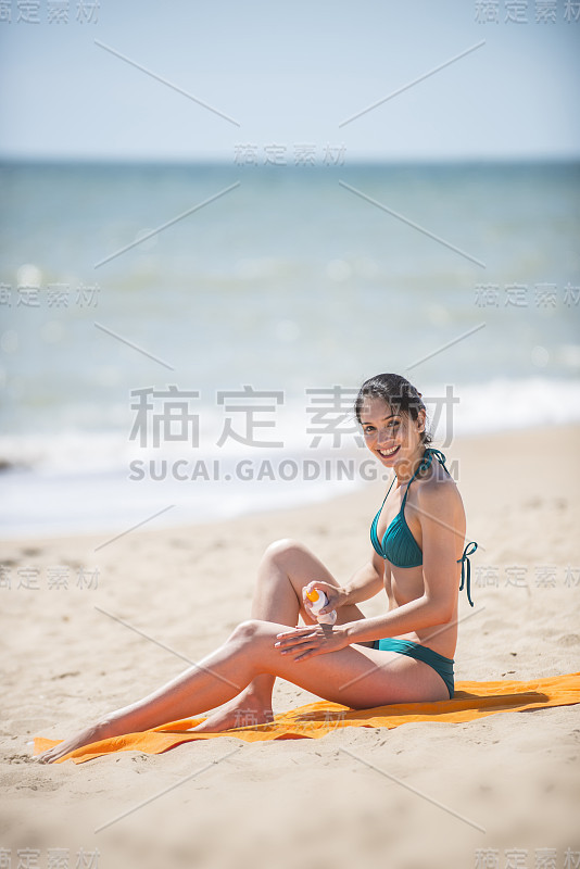 在海滩上用平板电脑冲浪的女人