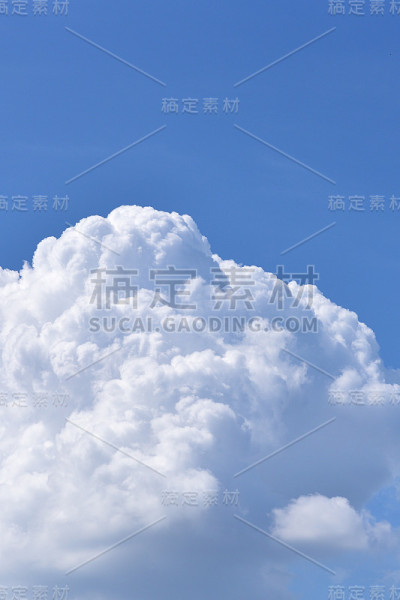 美丽的自然白云在清澈的蓝天背景