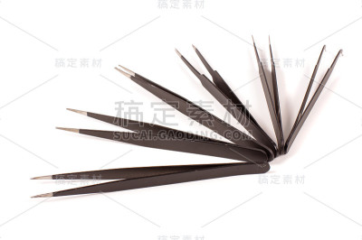 一组隔离在白色背景上的防静电镊子