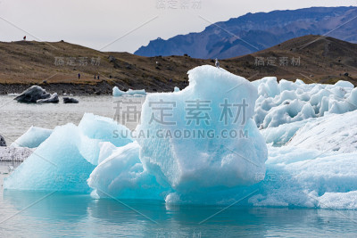 冰岛Jokulsarlon冰川泻湖中的漂浮冰山