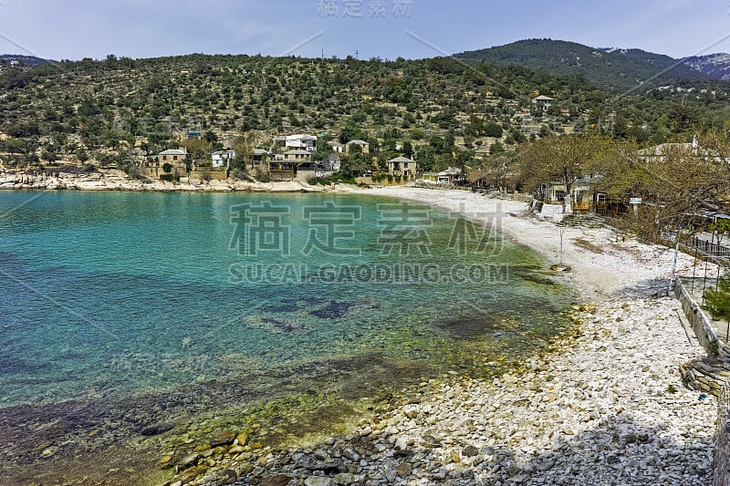 萨索斯岛阿里基的村庄和海滩全景