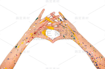女人手拿颜料画一个自由的形状