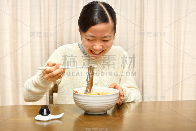 一个日本女孩喜欢吃荞麦面和炸虾