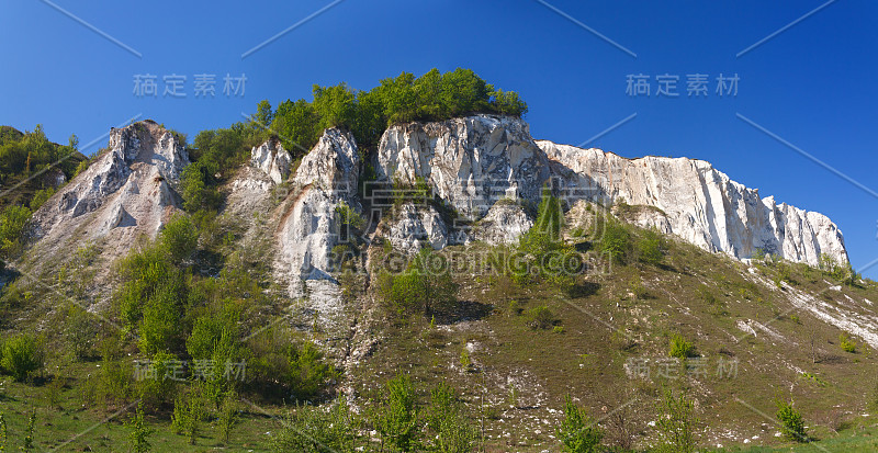 俄罗斯中部古老的白垩山脉。山峰和小山的风景。