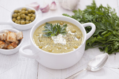 美味的豌豆奶油加上芳香的香料