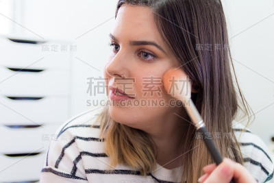 在卧室里化妆的女人