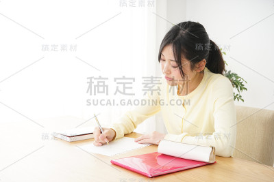 年轻女人学习