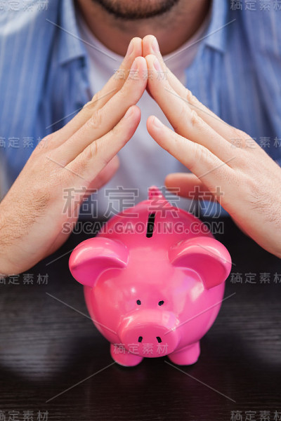 藏储蓄罐的男人